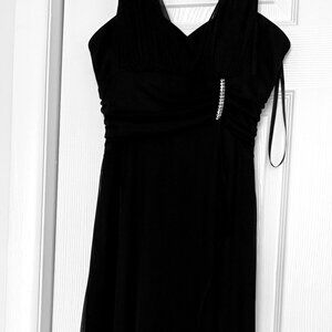 Betsy & Adam Black V-Neck Ruched Chiffon Formal Gown - Size 4